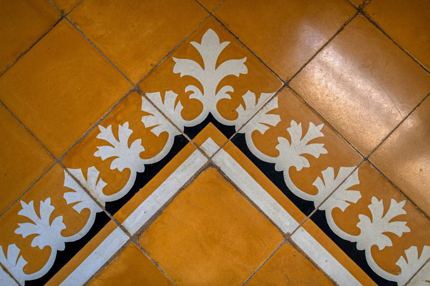 Patterned ceramic tile